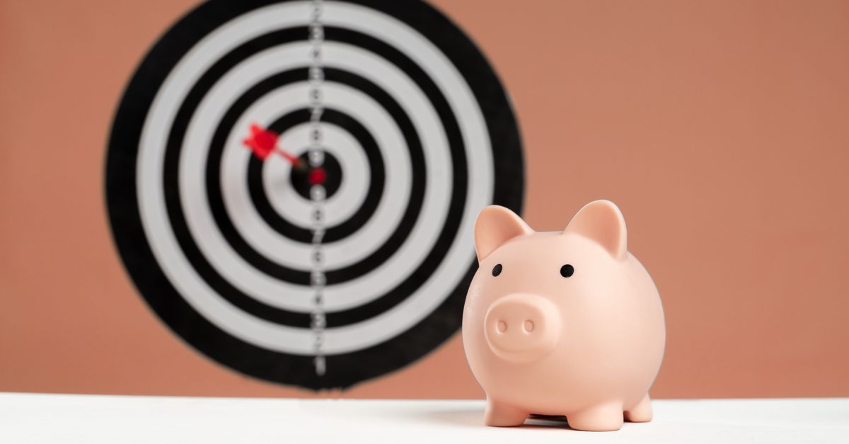 A piggy bank in front of a dartboard symbolizing financial goals and smart savings.