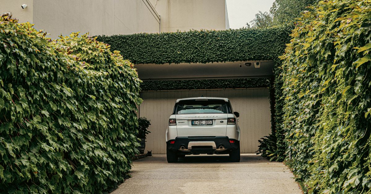 Contemporary house exterior with ivy-covered entry in Melbourne, Australia.
