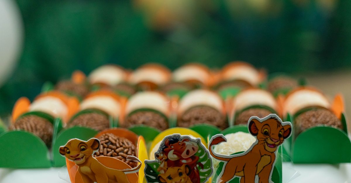 Vibrant party treats featuring Lion King characters Simba and Pumbaa. Perfect for festive occasions.